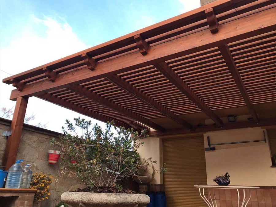 Pérgola con techo de madera