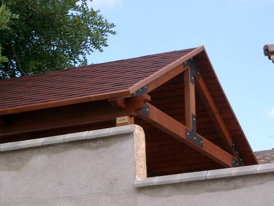 Pérgola con techo de madera