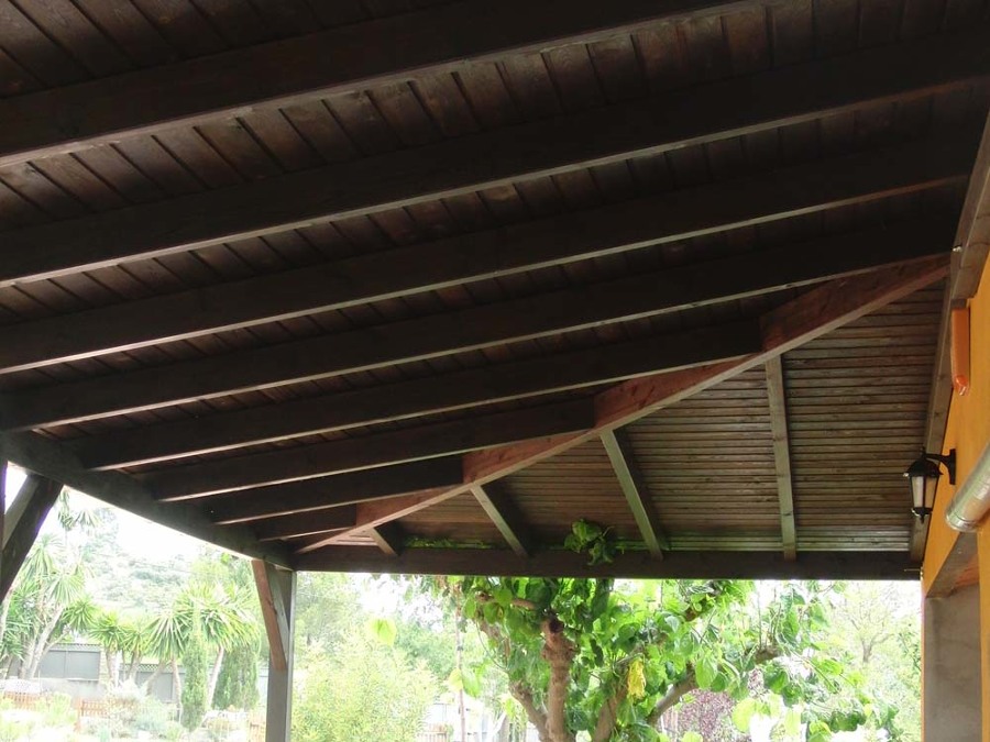 Pérgola con techo de madera