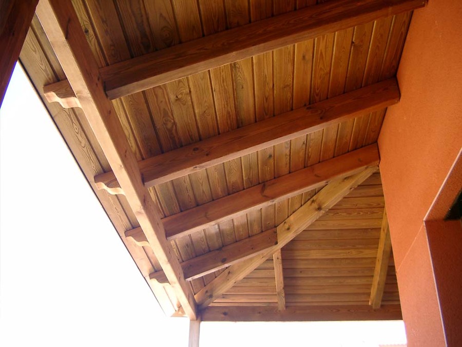 Pérgola con techo de madera