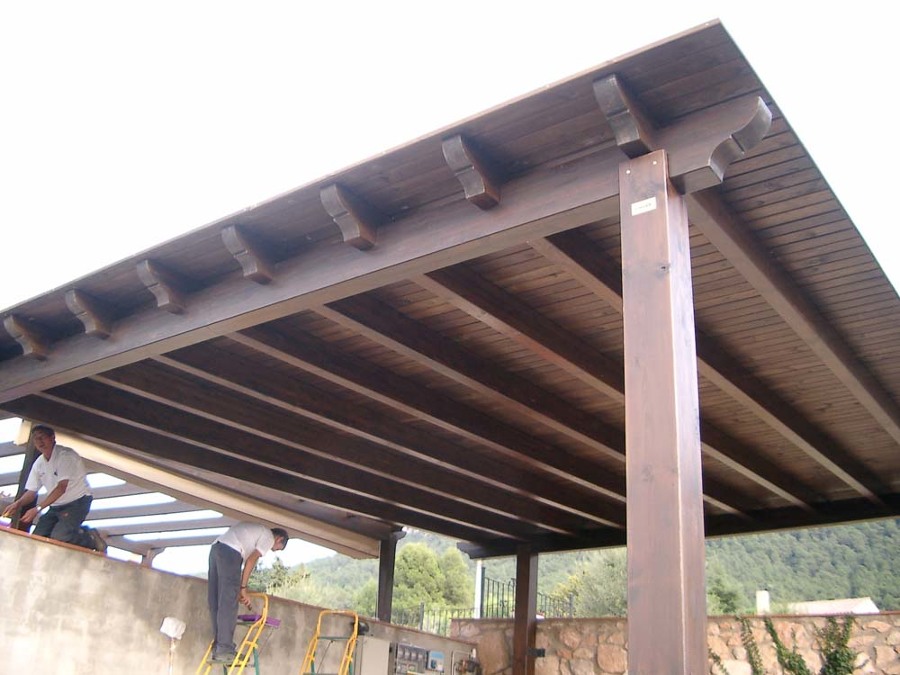 Pérgola con techo de madera