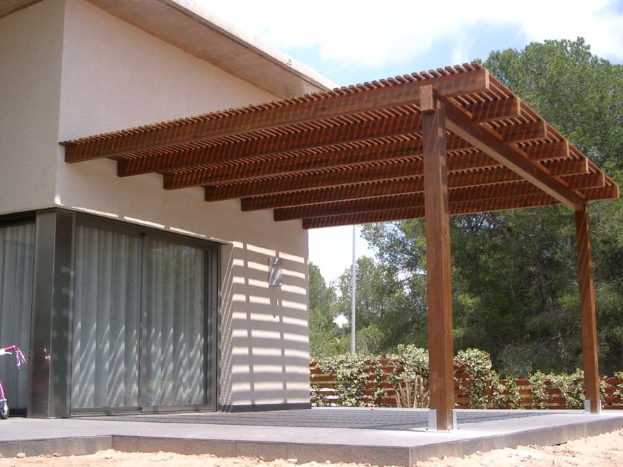 Pérgola con techo de madera