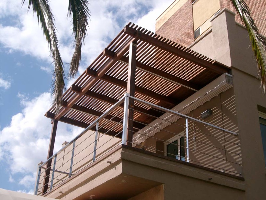 Pérgola con techo de madera