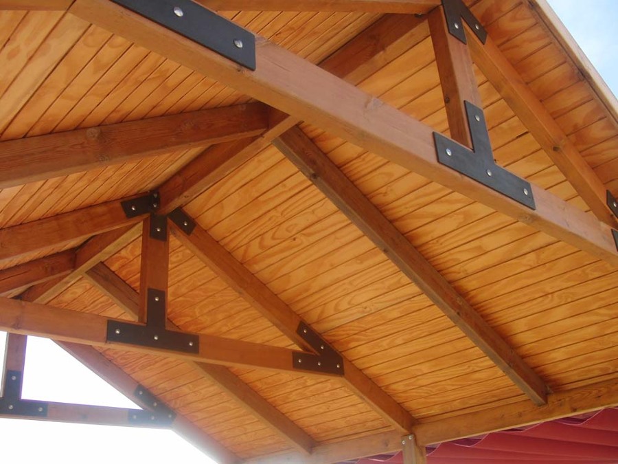 Pérgola con techo de madera