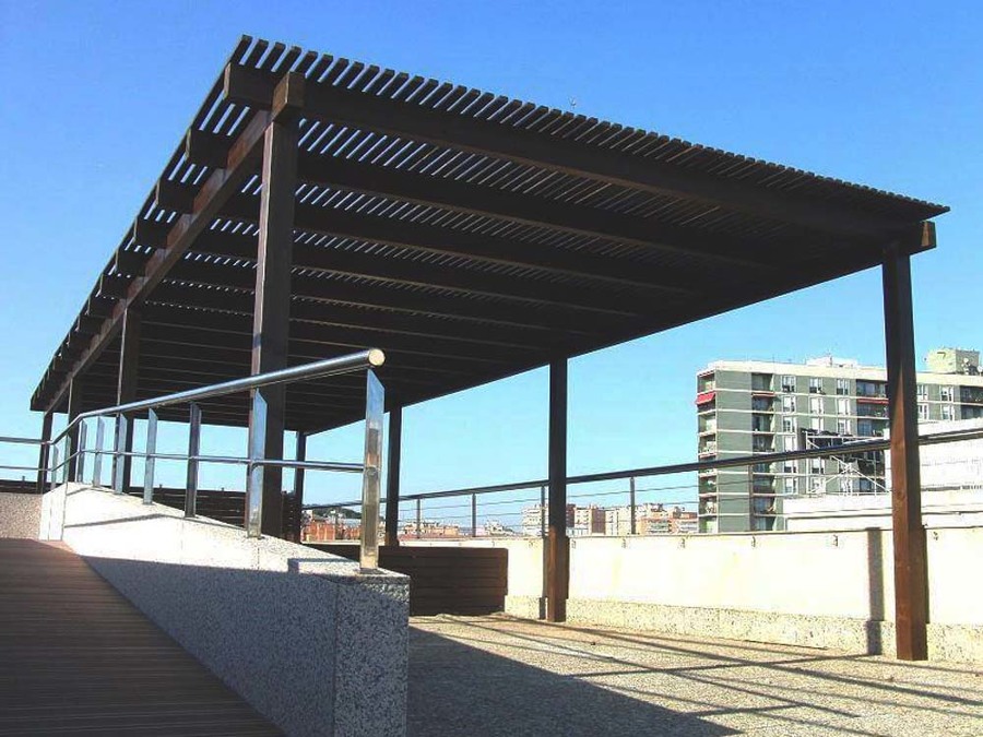 Pérgola con techo de madera
