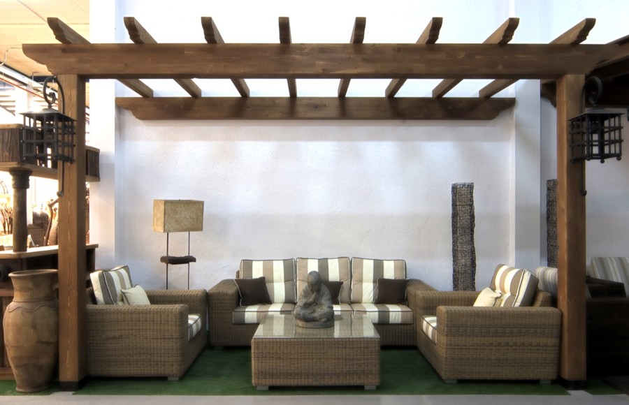 Pérgola con vigas de madera 