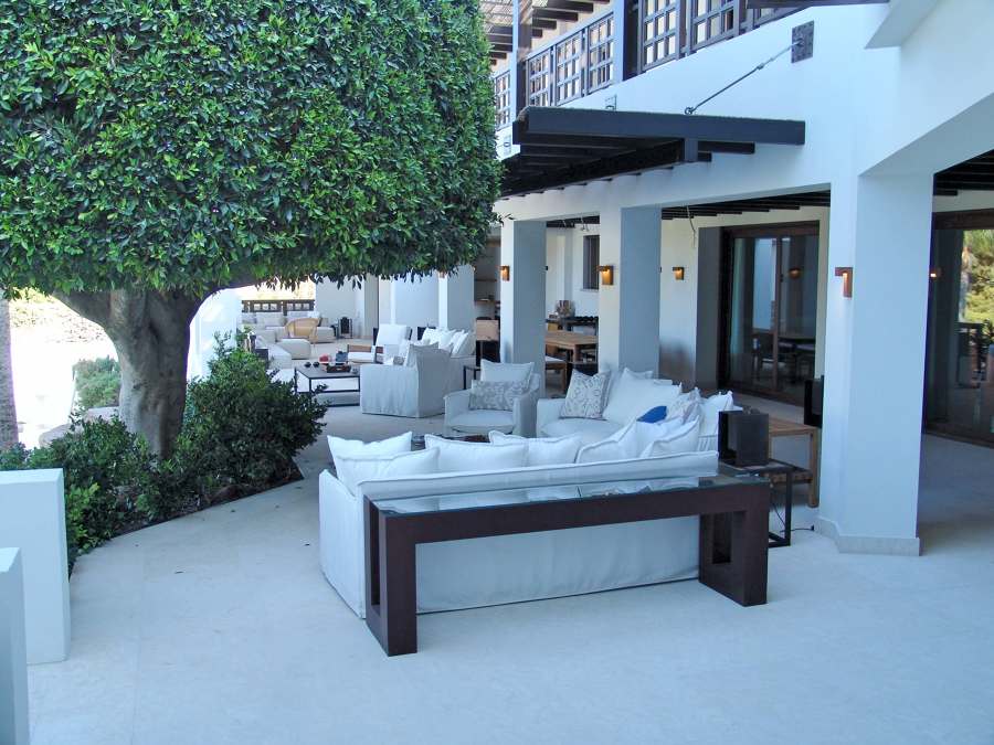 Pérgola con vigas de madera 