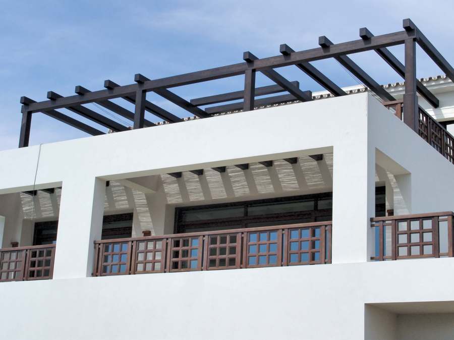 Pérgola con vigas de madera 