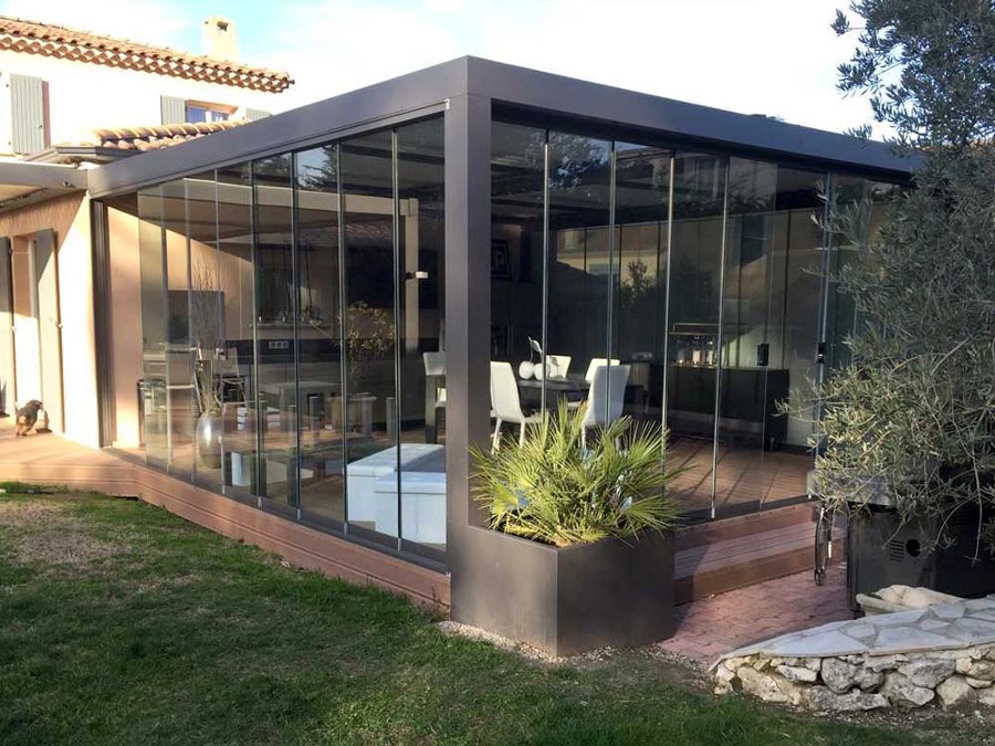 Pérgola de aluminio o inoxidable con toldo corredero y cerramiento de cristal