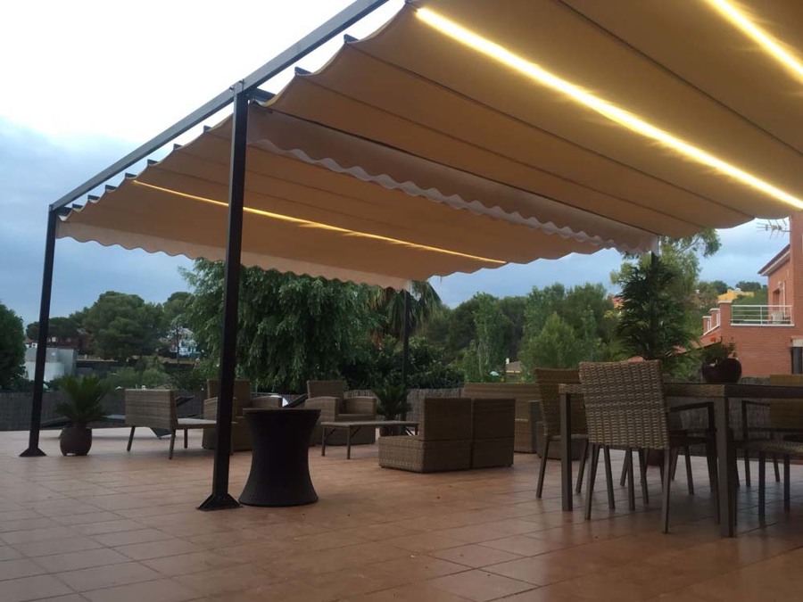 Pérgola de aluminio o inoxidable con toldo corredero y luces led