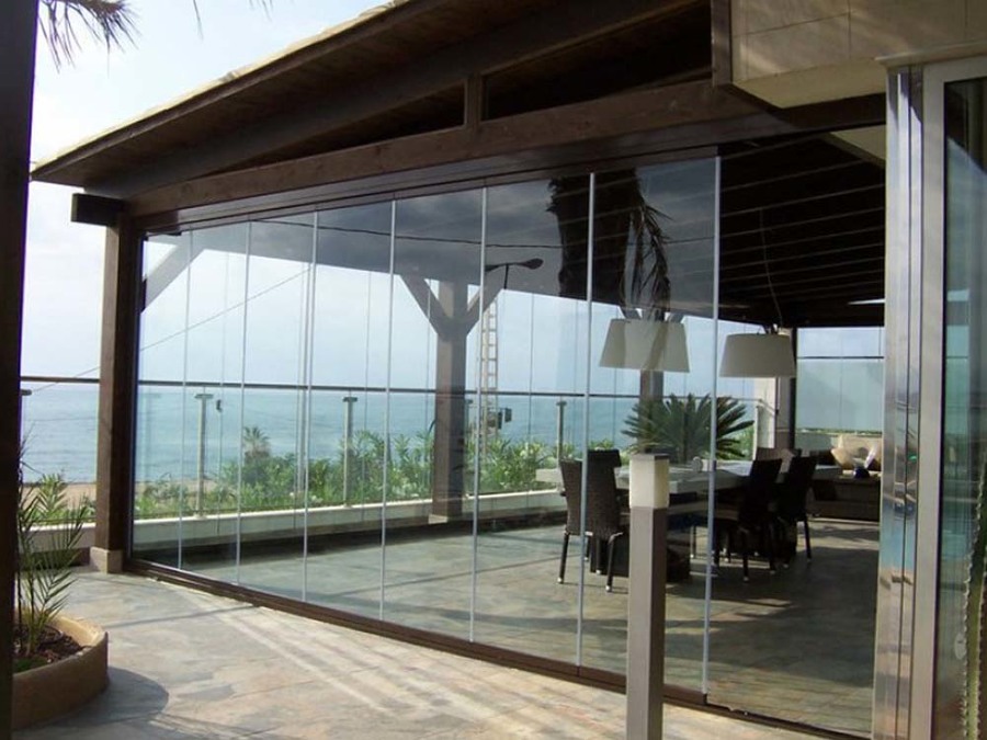 Pérgola de madera con cerramiento de cristal