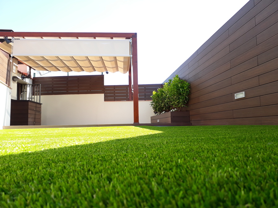 Pérgola de madera con su toldo y cortina lateral