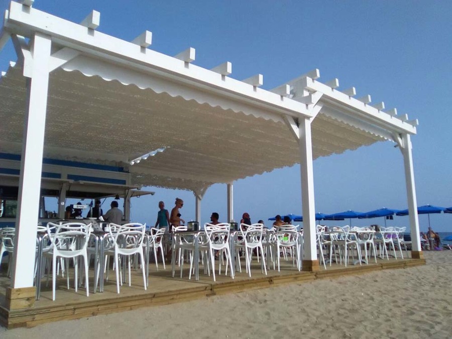 Pérgola de madera con toldo