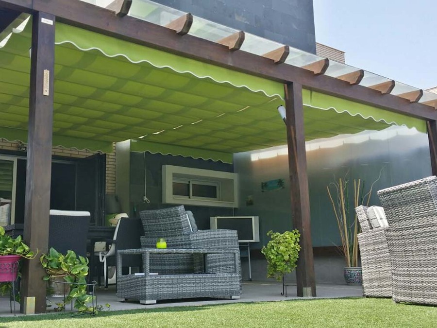 Pérgola de madera con toldo