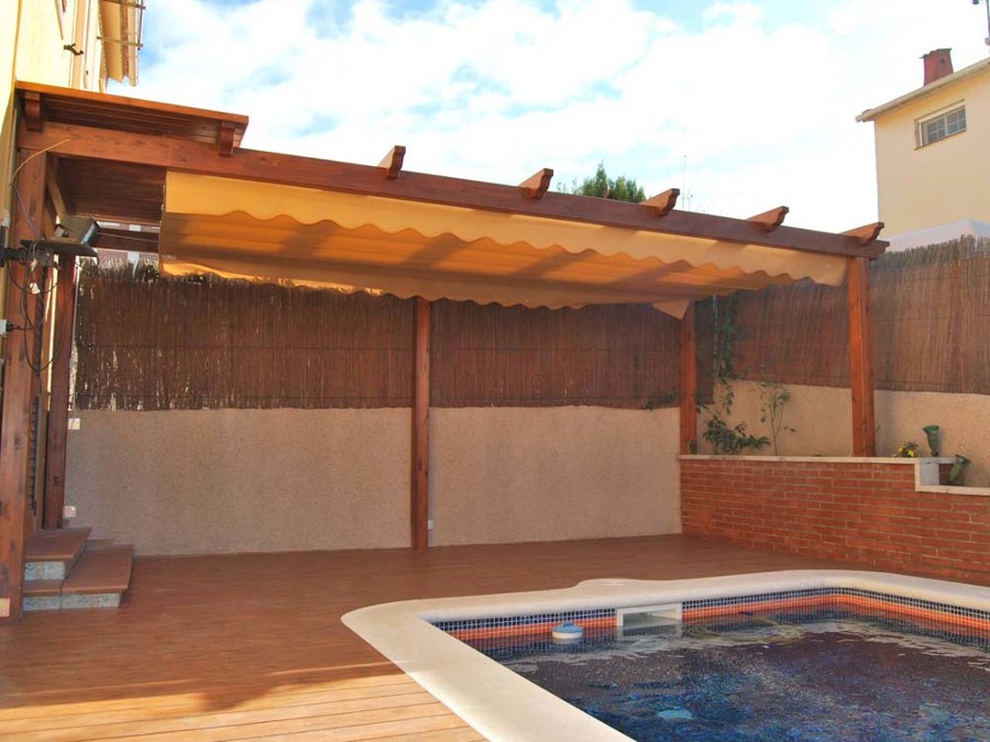 Pérgola de madera con toldo