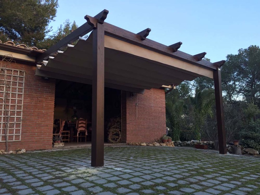 Pérgola de madera con toldo corredero
