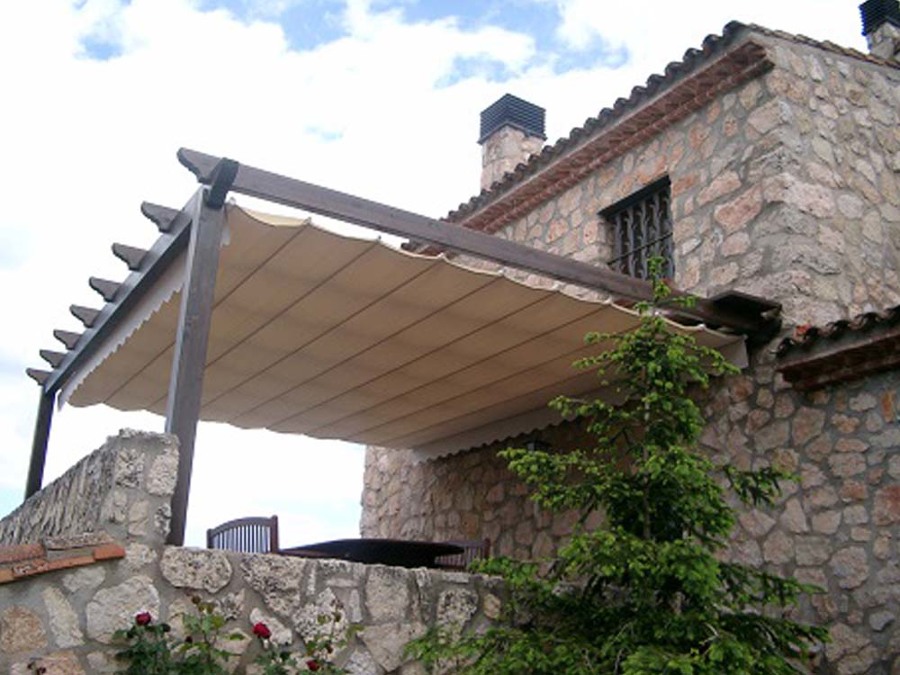 Pérgola de madera con toldo corredero