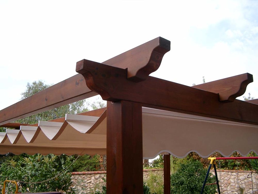 Pérgola de madera con toldo corredero