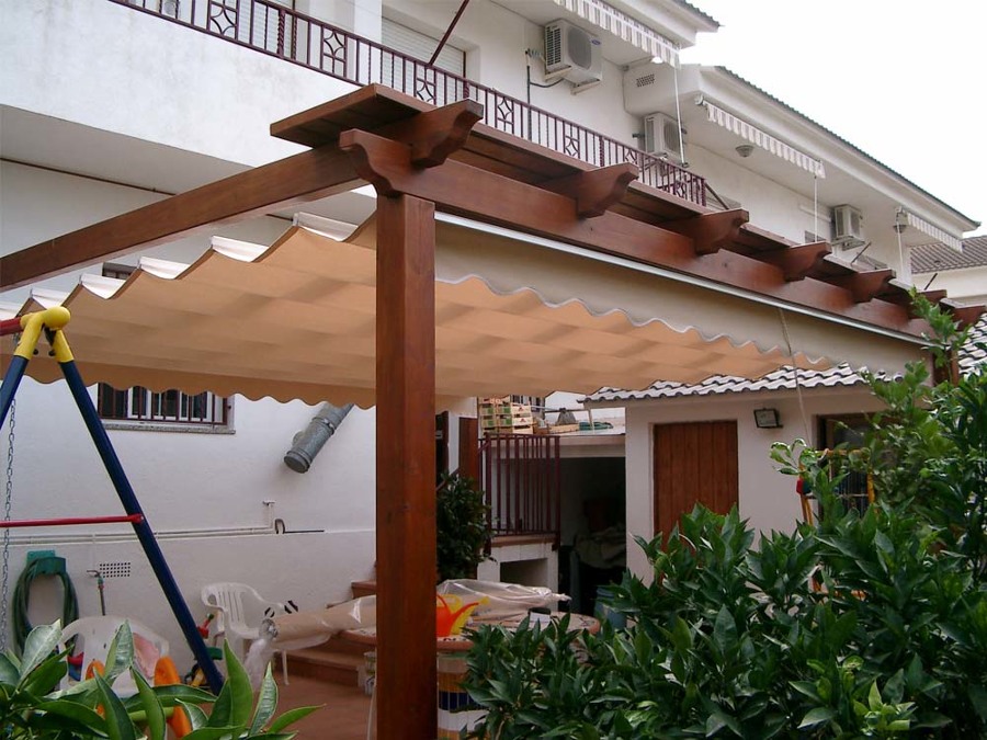 Pérgola de madera con toldo corredero