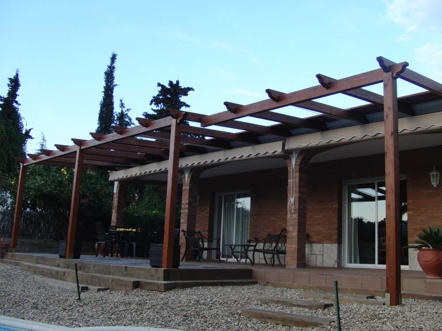 Pérgola de madera con toldo corredero