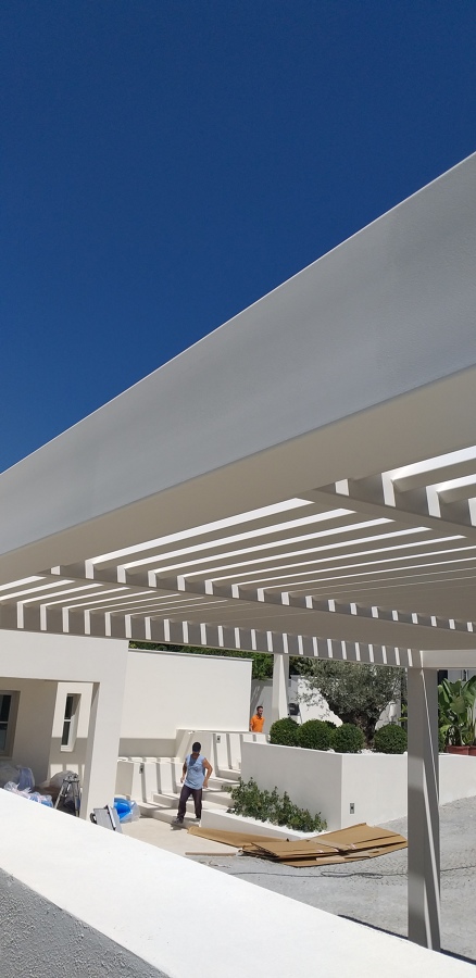 Pérgola en estructura de acero con terminación en esmalte sintético
