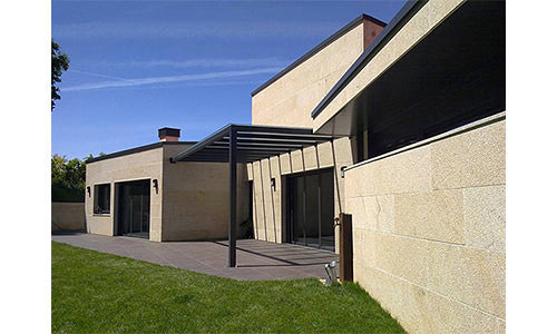 Pérgola en perfilería metálica y vidrio