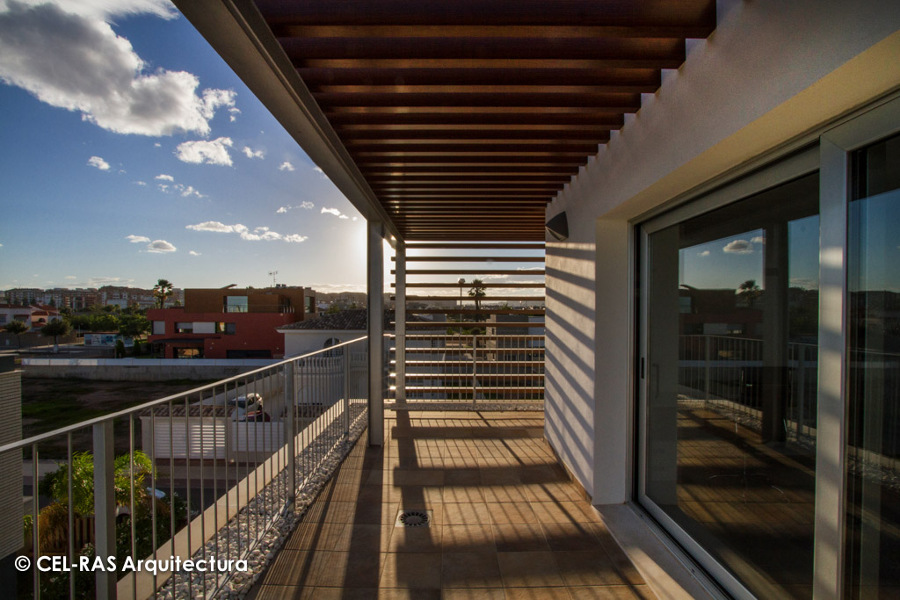 Pérgola en terraza superior.