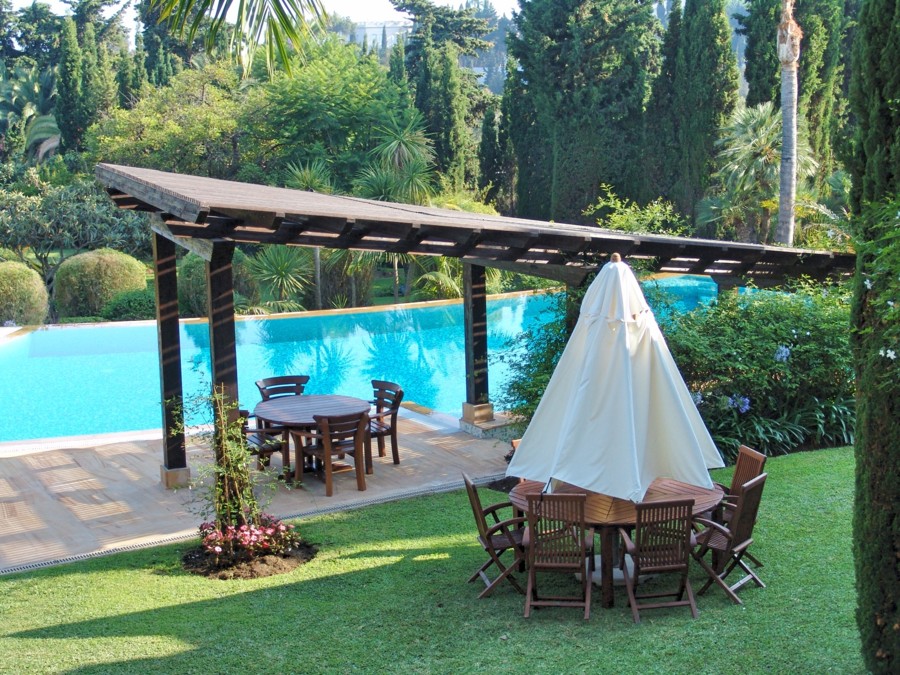 Pérgola irregular de madera