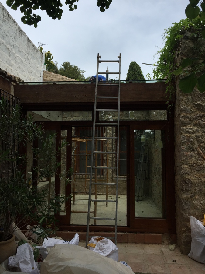 Pérgola madera vidrio laminado 10+10