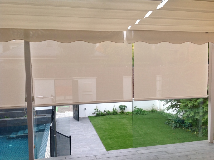 Pergola y cortinas enrollables con Polyscreen 