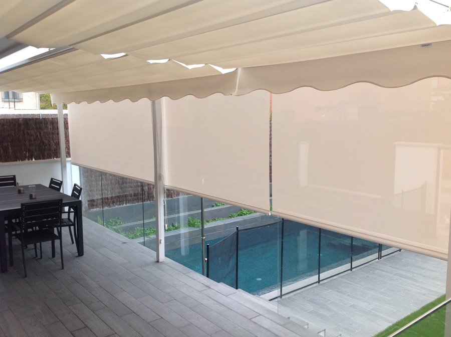 Pergola y cortinas enrollables con Polyscreen 