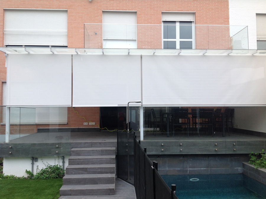 Pergola y cortinas enrollables con Polyscreen 