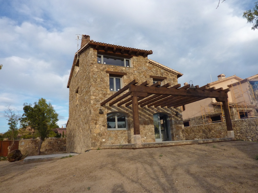 Pérgola y Fachada Trasera de la Vivienda