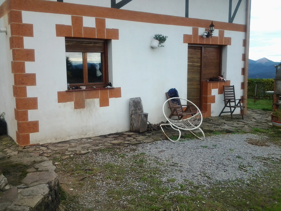 Perímetro delantero de la casa.