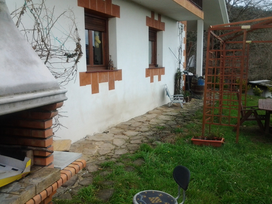 Perímetro lateral de la casa.