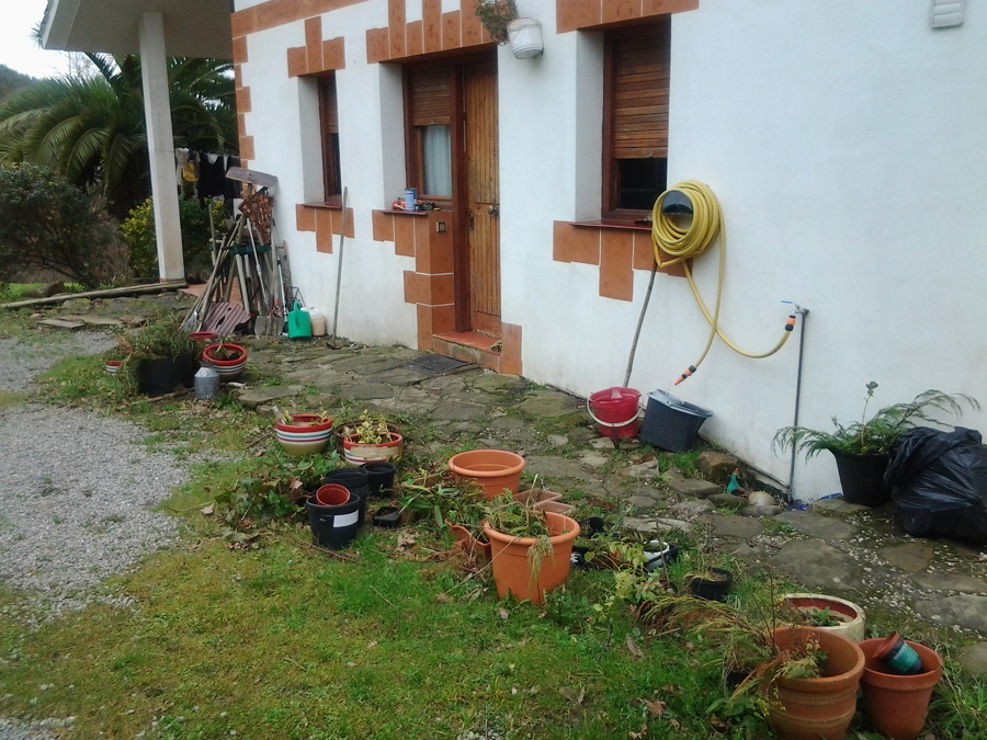 Perímetro lateral de la casa.