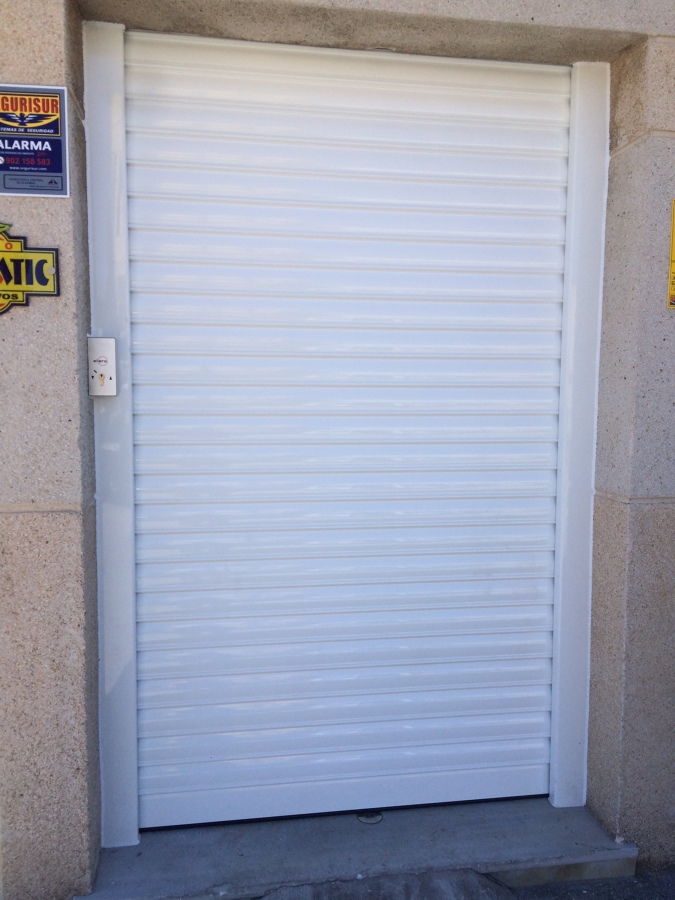 Persiana de aluminio autobloqueante 