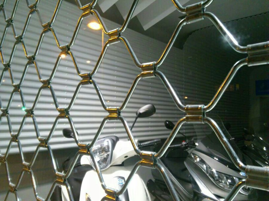 Persiana de seguridad enrollable comercial MALLA 8