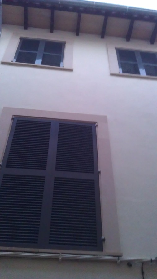 Persianas montadas aprovechando los galfones existentes de las antiguas persianas de madera