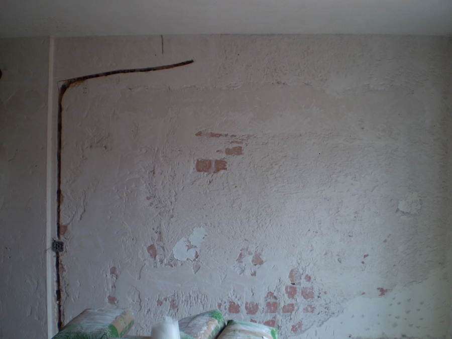 Picado y aperturas de regolas en paramentos