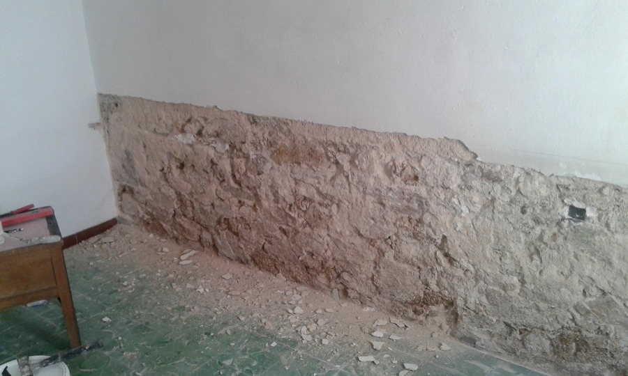 Picado y enlucido de piedra natural en paredes rusticas