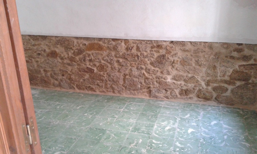 Picado y enlucido de piedra natural en paredes rusticas