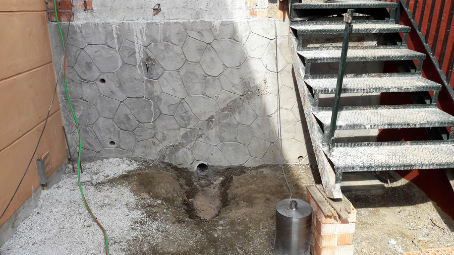 Picados en zona de acceso a área de piscina