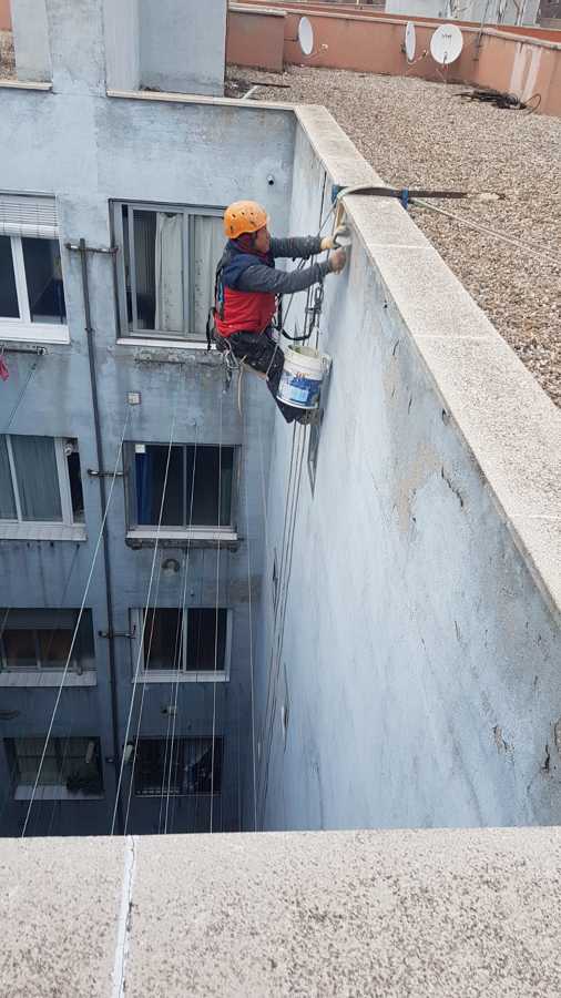 PICANDO LAS ZONAS EN MAL ESTADO DEL PATIO