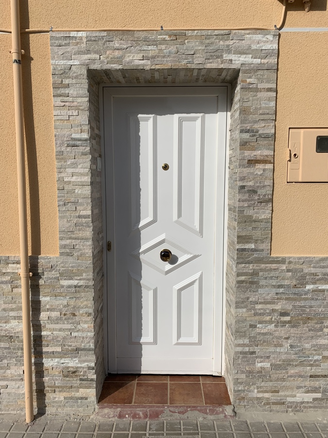 Piedra premontada al rededor de la puerta y en el zocalo.