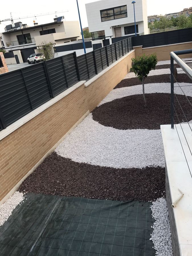 Piedra Volcánica Roja en combinación con Piedra Caliza.