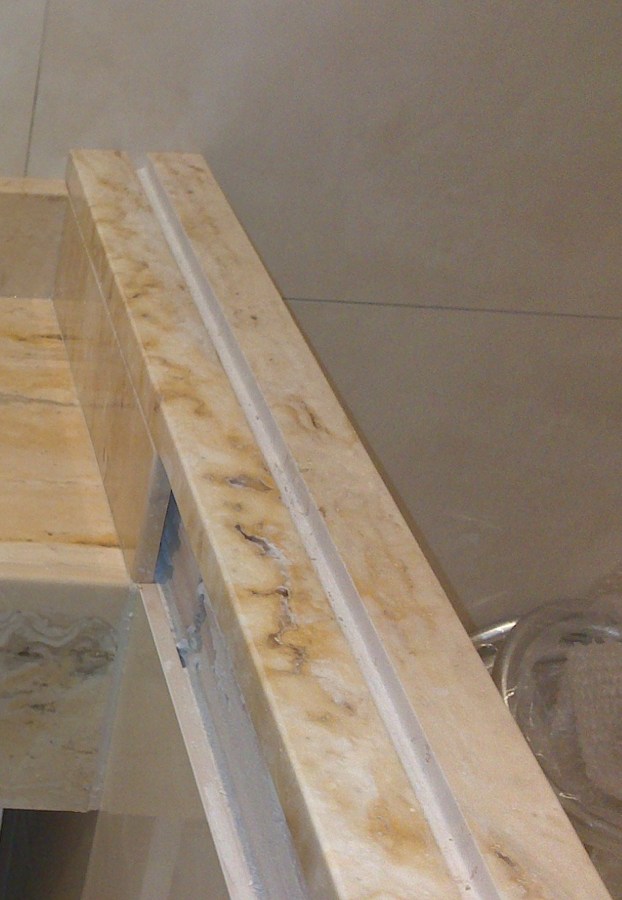 Pieza sobremurete en mármol travertino romano