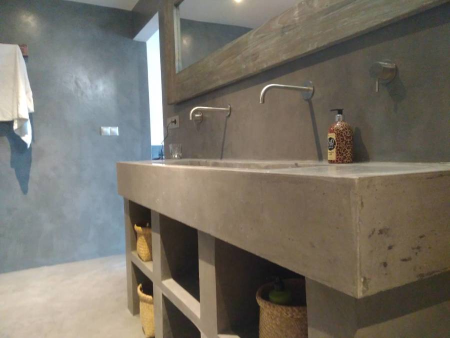 Pila de hormigón, estantes, suelo y paredes en microcemento.