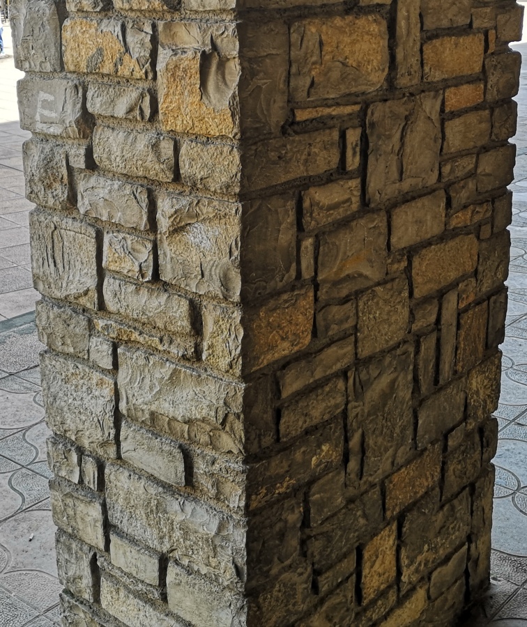 pilar o columna de piedra