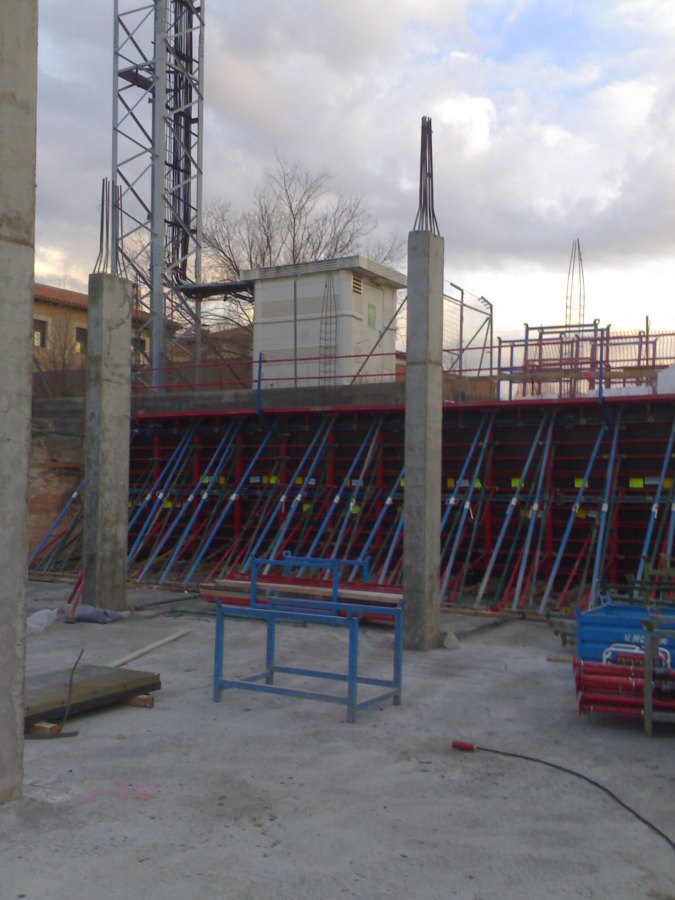 pilares desencofrados y encofrado a una cara muro trasero pegado a tierras